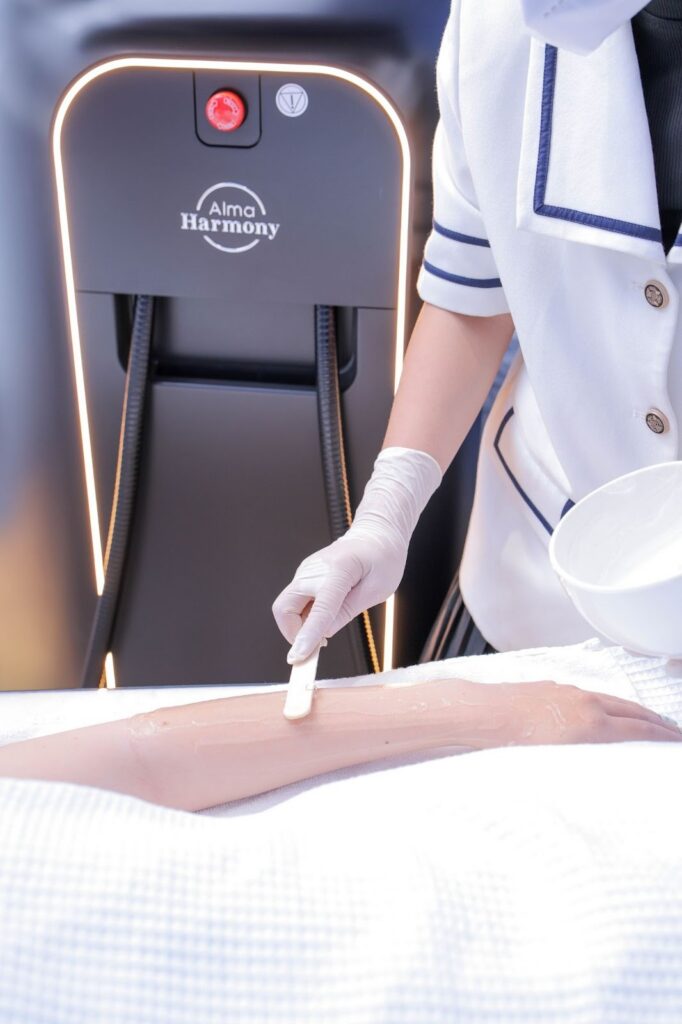 Thoa gel trước khi triệt giúp bảo vệ da và mượt hơn